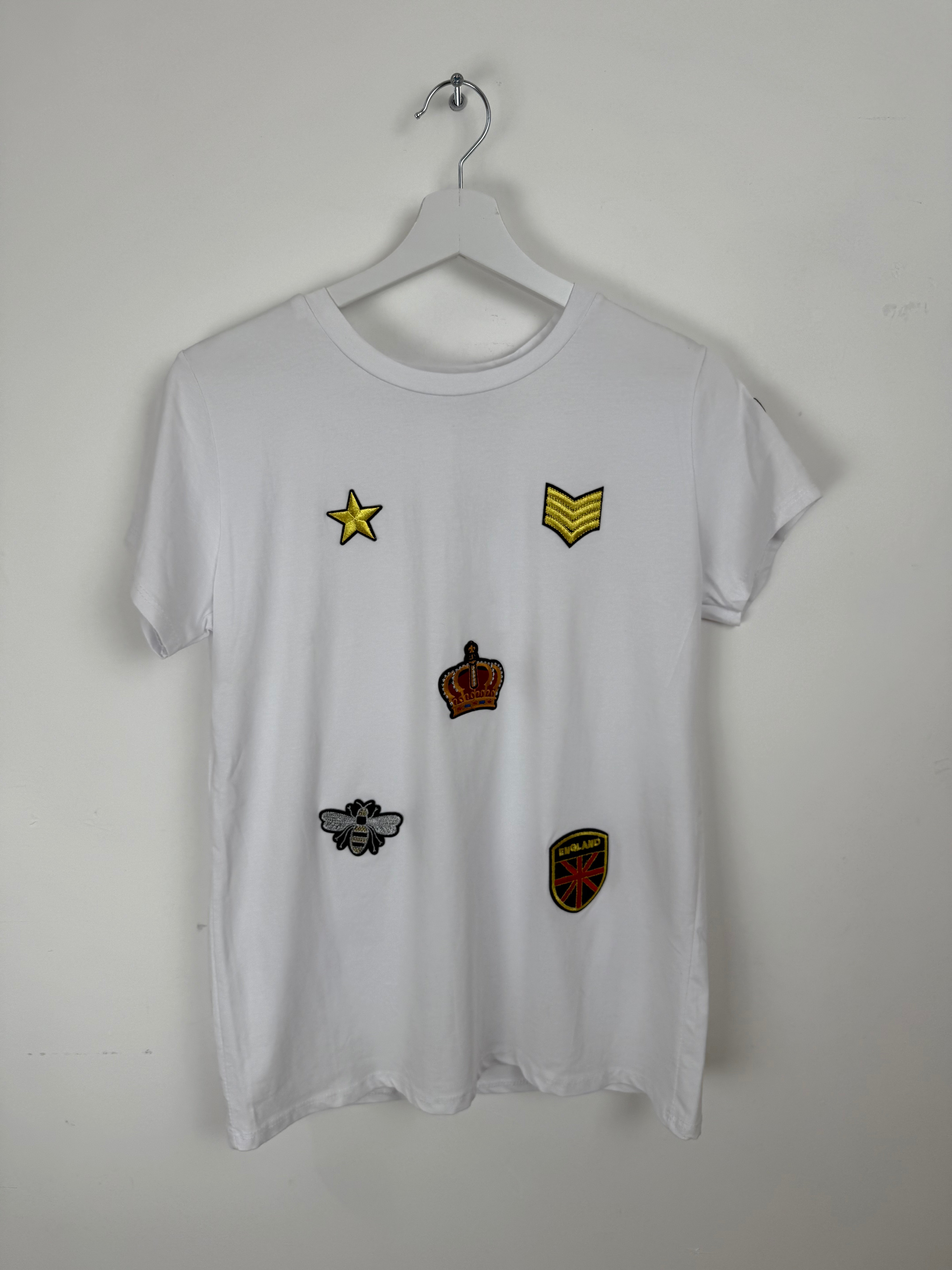 T-shirt "Badge Club" – Stile Urban con Personalità