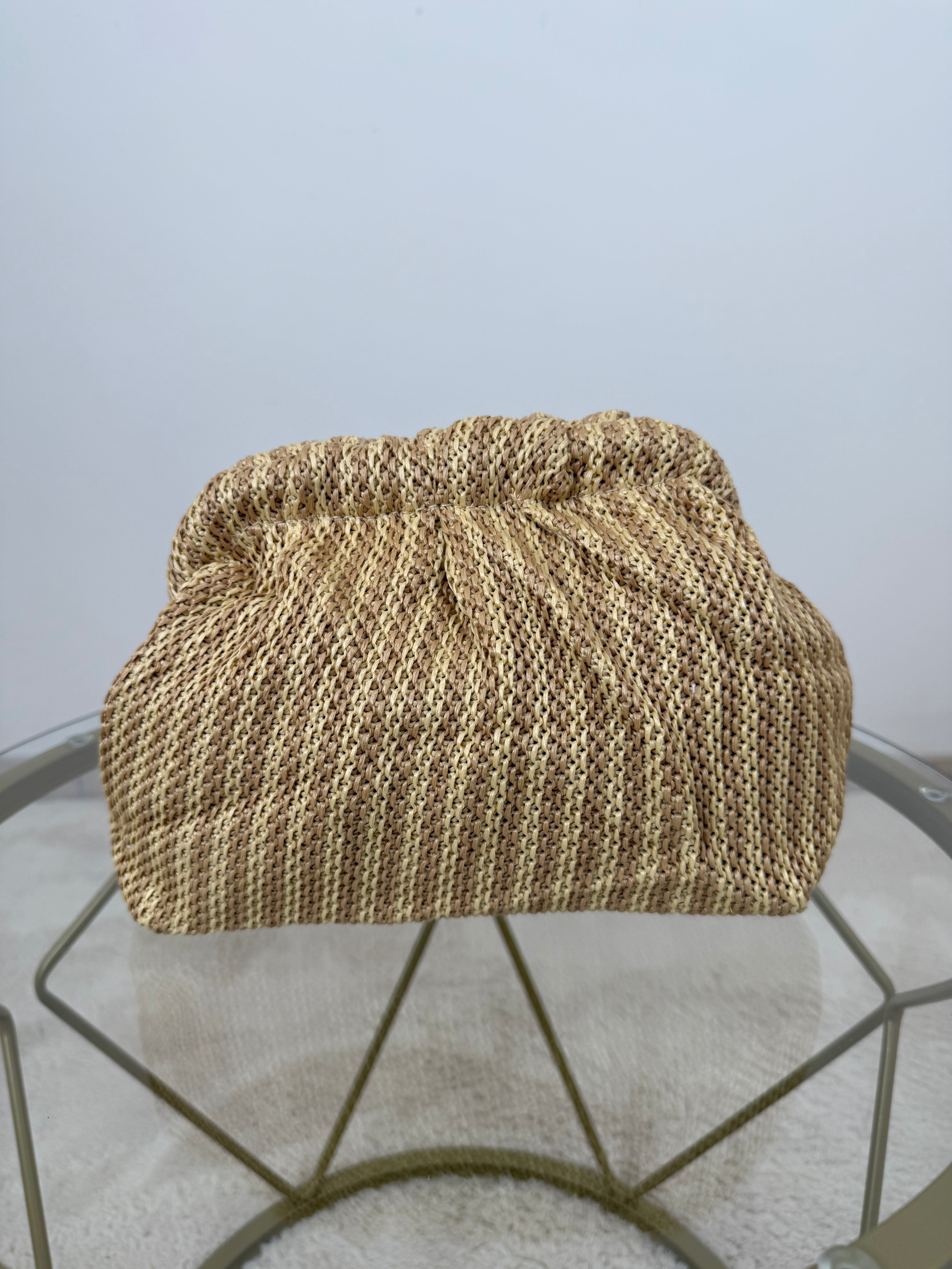 Borsa clutch a righe in paglia intrecciata – Beige & Marrone