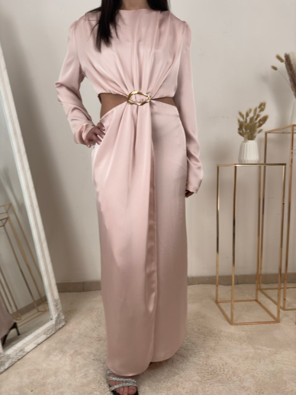 Abito Lungo in Satin con Nodo e Fibbia Oro