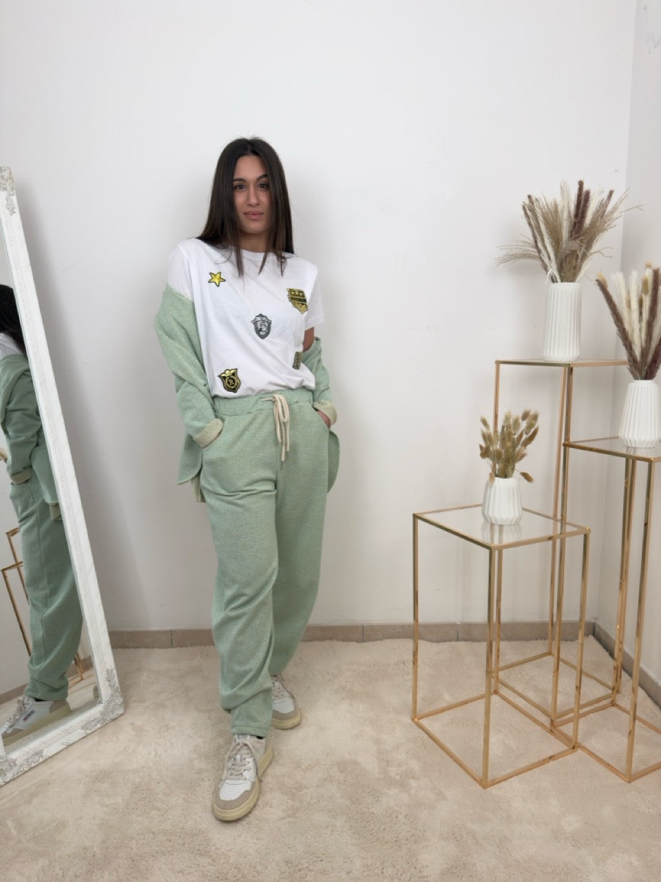T-shirt "Badge Club" – Stile Urban con Personalità