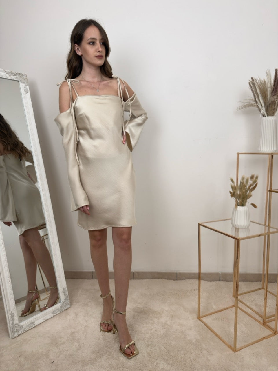 Abito Corto in Satin con Spalle Scoperte e Laccetti