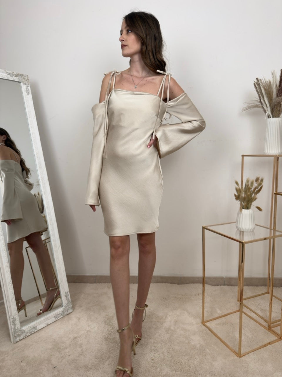 Abito Corto in Satin con Spalle Scoperte e Laccetti
