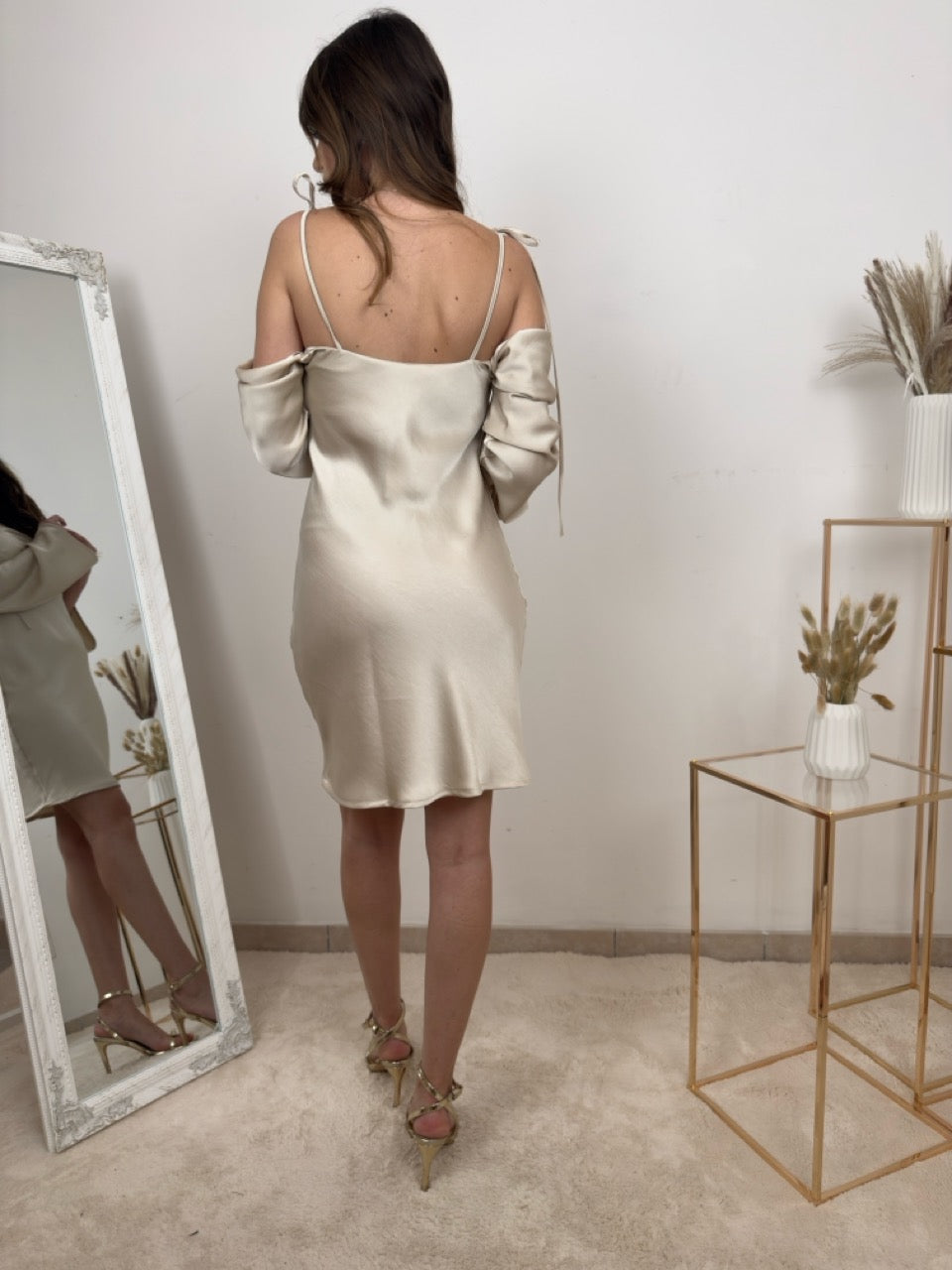 Abito Corto in Satin con Spalle Scoperte e Laccetti