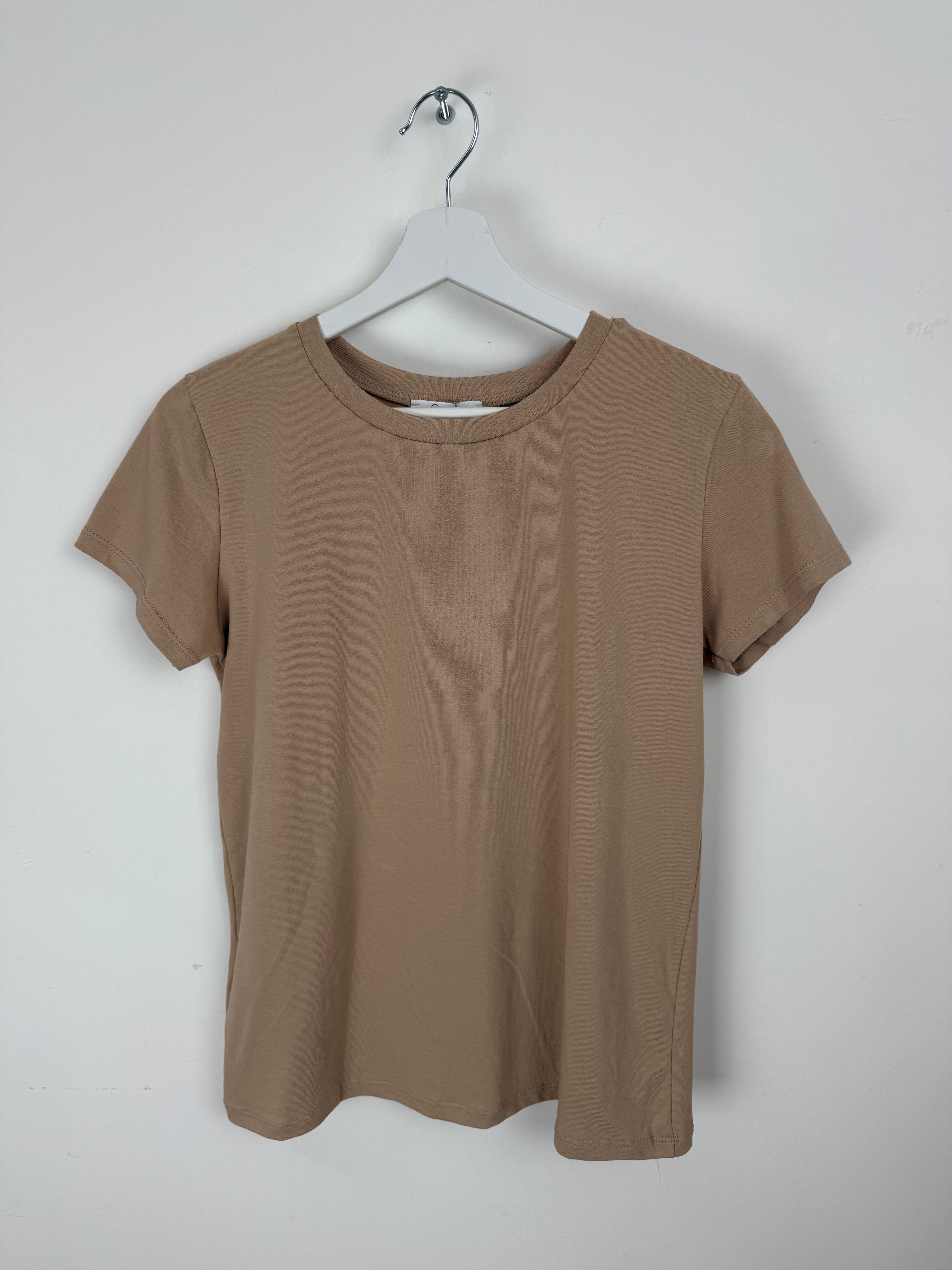T-shirt Basic Color Cammello – Must Have di Stagione