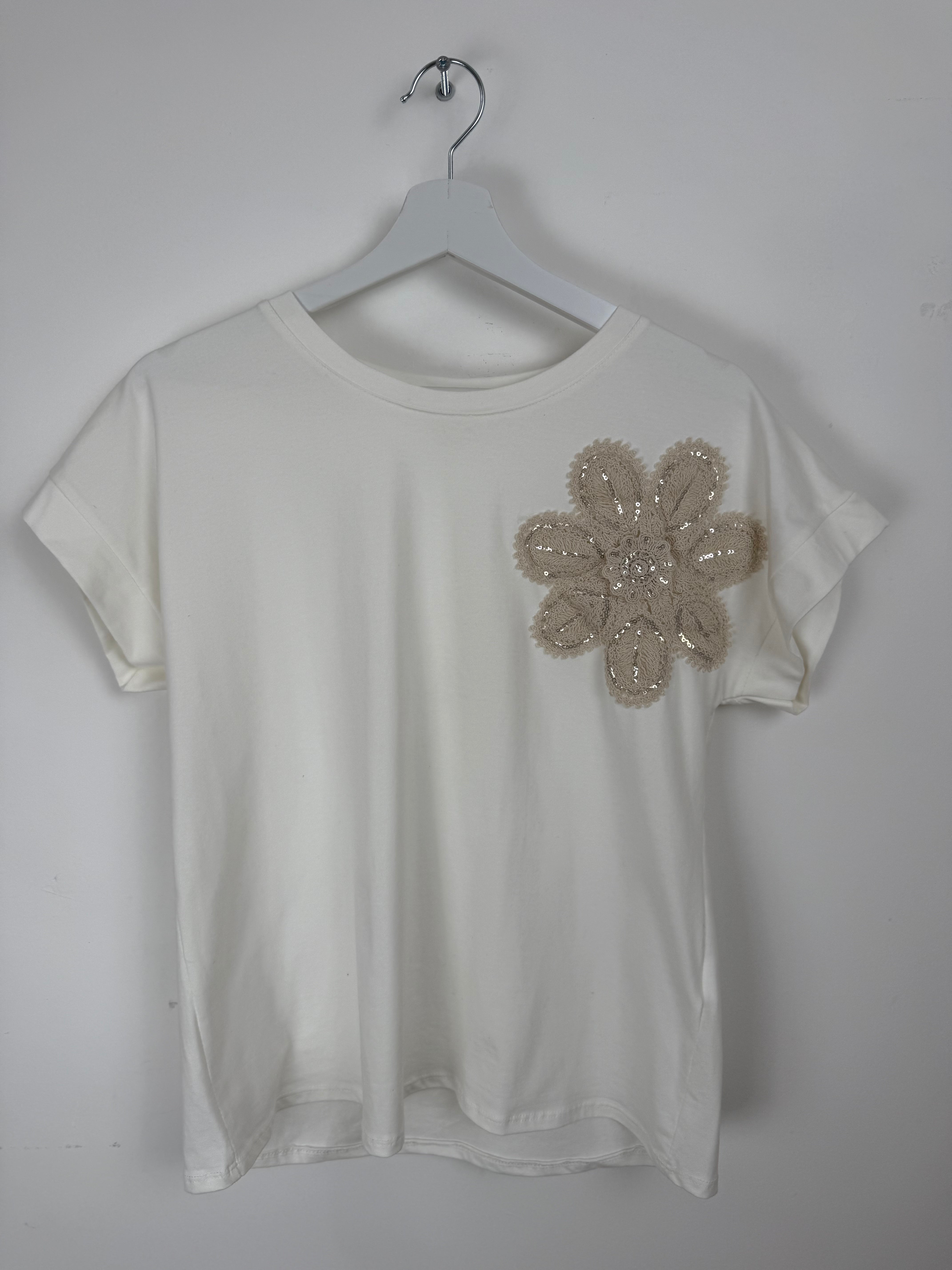 T-shirt con Applicazione Floreale in Pizzo – Eleganza Casual