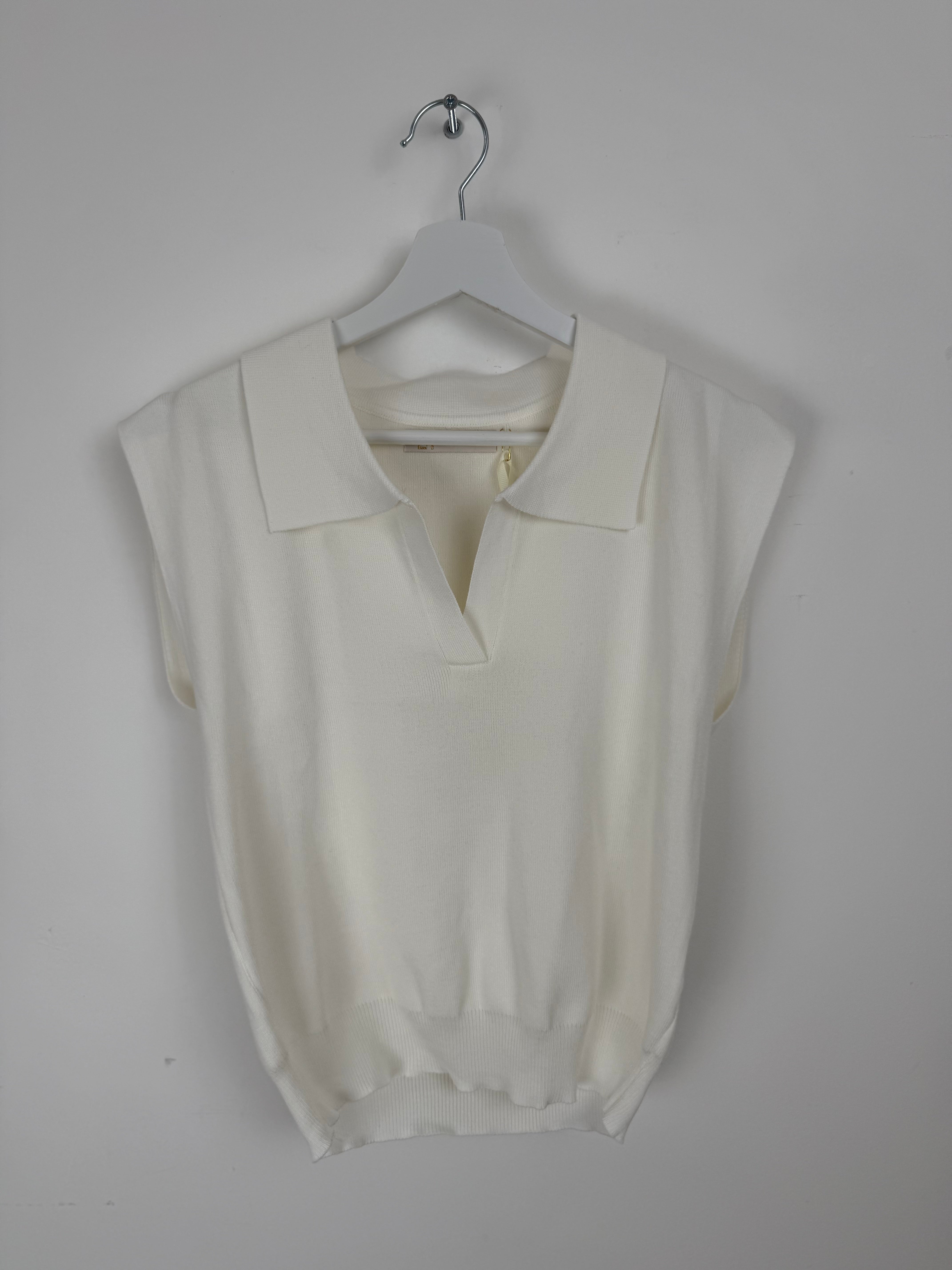 Maglia polo smanicata in maglia fine