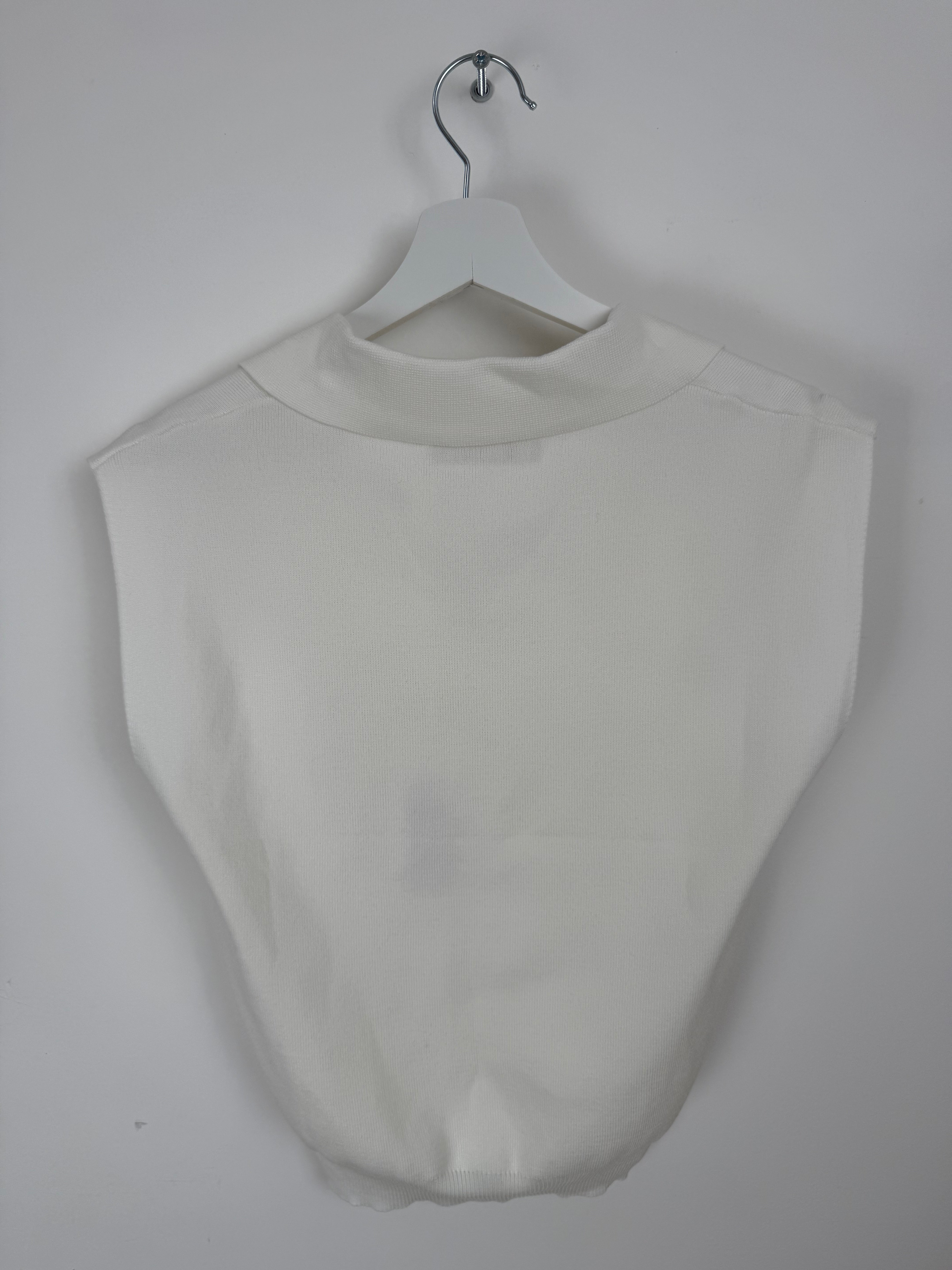 Maglia polo smanicata in maglia fine