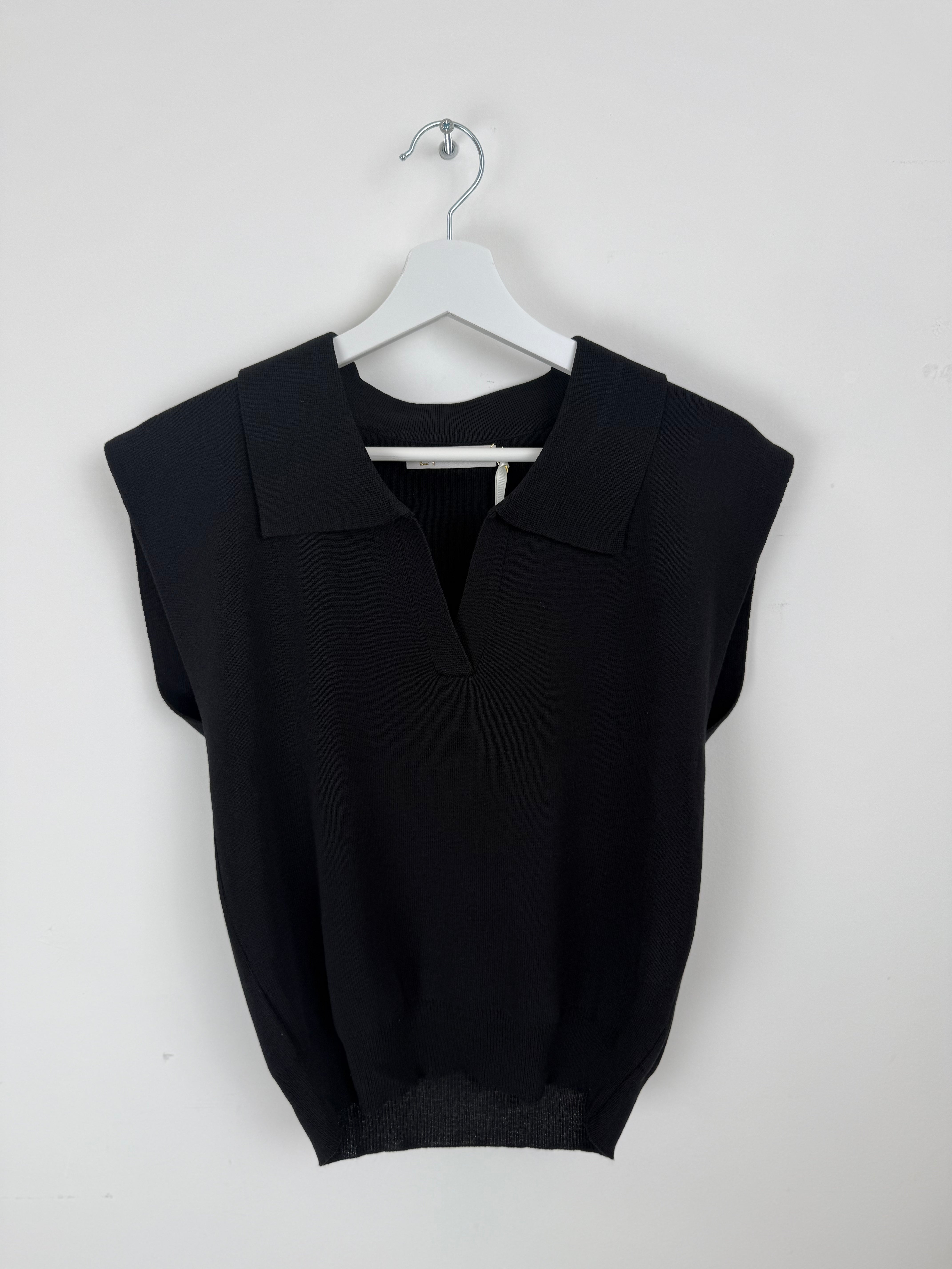 Maglia polo smanicata in maglia fine
