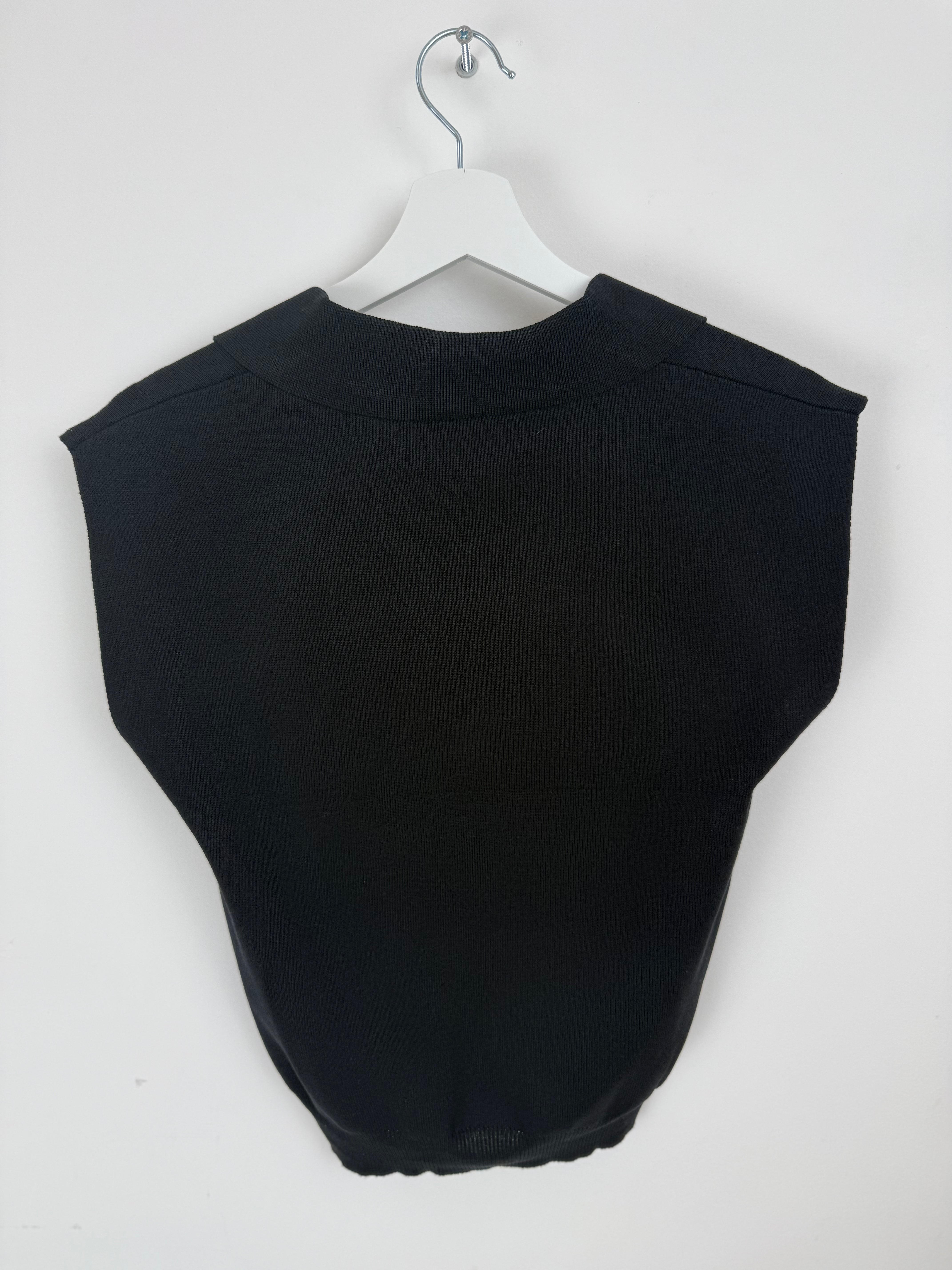 Maglia polo smanicata in maglia fine