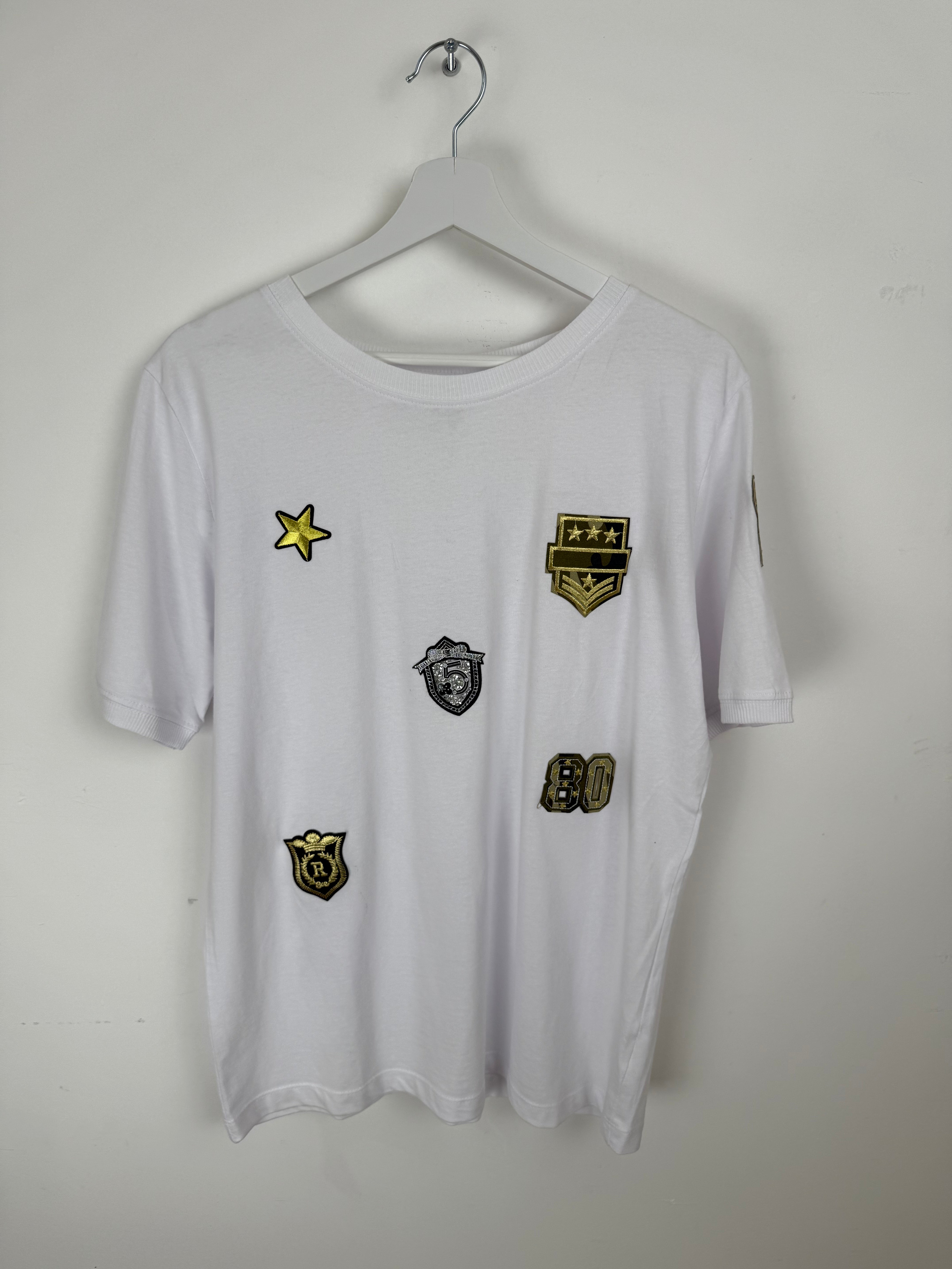 T-shirt "Badge Club" – Stile Urban con Personalità