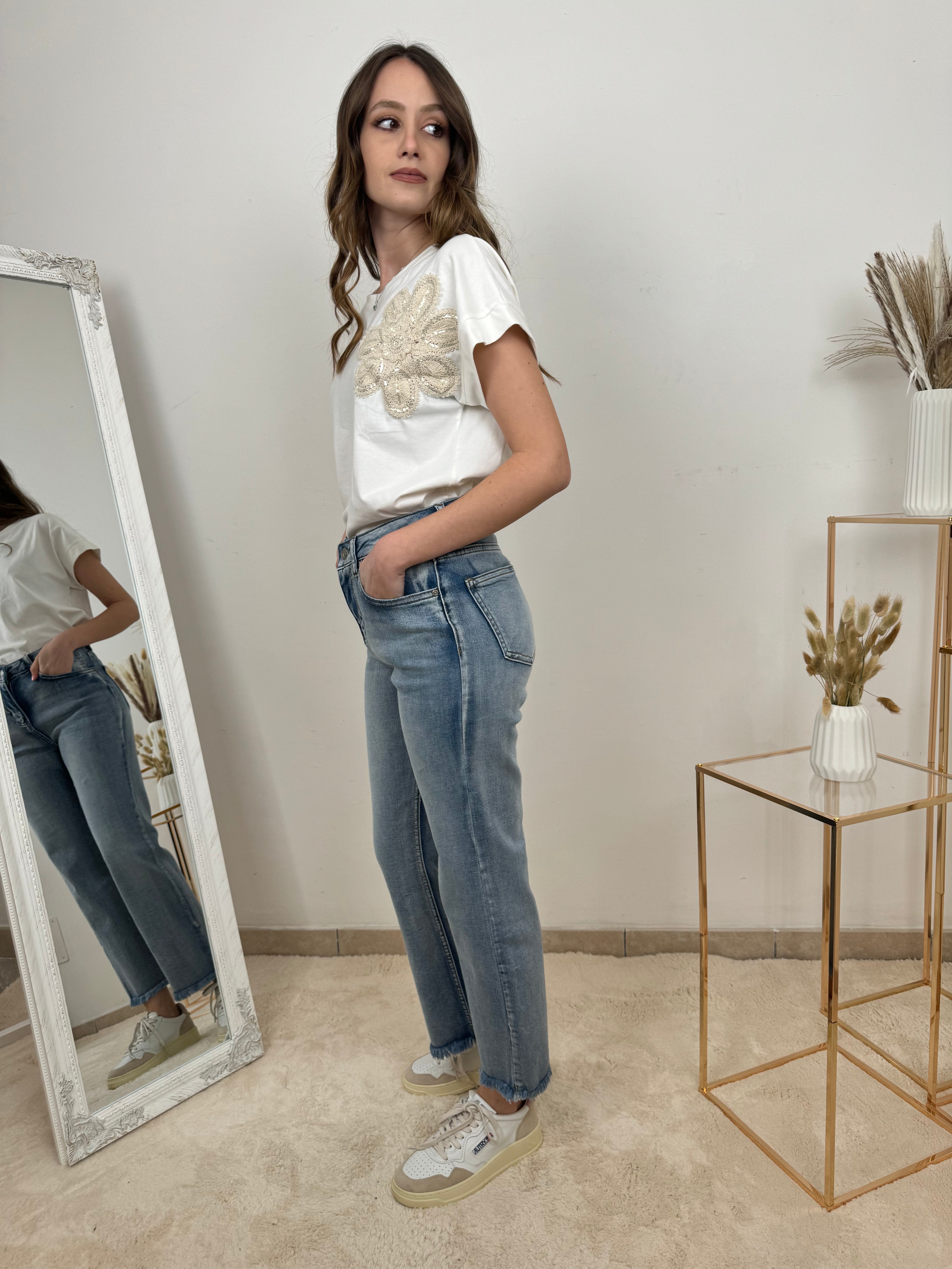 T-shirt con Applicazione Floreale in Pizzo – Eleganza Casual